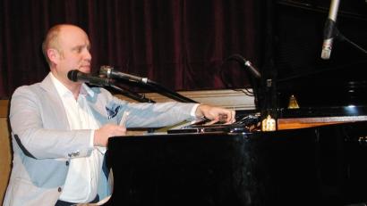 Bild: ld
Philipp Riedel macht alles selber: Er komponiert, spielt Klavier und singt. Bei seinem Konzert in Brand zog er viele in seinen Bann.