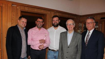 Bild: hä
Tennis-Club Vorsitzender Claus Bäumler (links) verabschiedete Martin Fenzl (Zweiter von links), der sein Amt als Zeugwart abgibt. Heinrich Bayreuther (Zweiter von rechts) wurde für 60 Jahre Mitgliedschaft geehrt. Es gratulierten ATSV-Vorsitzender Jürgen Steinhauser (Mitte) und Bürgermeister Franz Stahl (rechts).