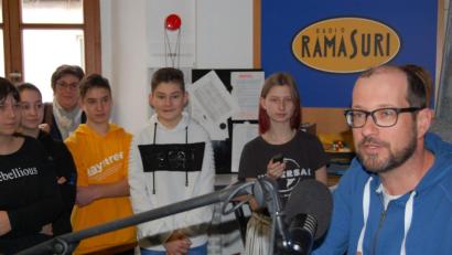 Bild: weu
Interessiert beobachten die Mittelschüler der AG „Aktion Schulradio“, wie die professionellen Sprecher im Sender arbeiten.
