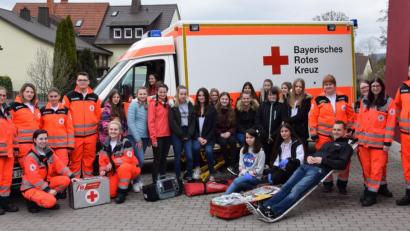 Bild: mde
Nina Ruckdeschel, Patricia Hanny, Theresa Maurer, Lena Haubner, Philipp Hundhammer und Vicky Seiler (von links) mit den 16 Schülerinnen beim „Girls’ Day“ bei der BRK-Rettungswache Kemnath vor den Rettungsdienstfahrzeugen. Julian Dötterl, Daniela Hofmann, Annika Arnold und Melissa Pregler (von rechts) haben den „Tag als Notfallsanitäterin“ organisiert. Patrick Pfau (liegend) unterstützt den Ablauf.