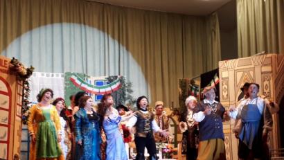 Bild: exb
Mit dem Stück „Boccaccio“ überzeugte das Musiktheater der Kreismusikschule auch in der städtischen Turnhalle in Waldsassen.