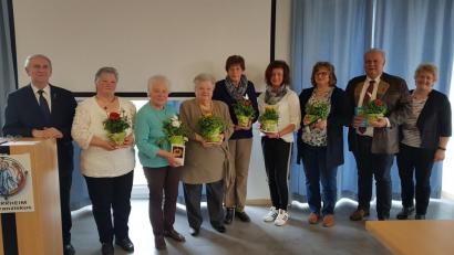 Bild: gi
Die Moosbacher Blumenfrauen sind (von links) Emilie Sauer, Ulla Landgraf, Helene Kindl, Renate Krämer, Christine Schwabl, Maria Bayer-Schmidt und Christine Sturm. Für Letztere nahm ihr Mann Herbert Sturm die Blumen entgegen. Pfarrer Josef Most (links) und PGR-Sprecherin Elisabeth Völkl (rechts) dankten den Frauen für 30 Jahre großartigen Blumenschmuck in der Pfarrkirche St. Peter und Paul.