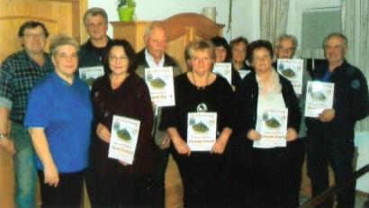 Bild: gma
Die Vorsitzenden Helmut Plannerer und Christel Seibel übergeben Urkunden an Josef Zembsch, Alona Zembsch, Egon Oppelt, Christine Erhardt, Evelyn Bauer, Karin Wöhrl, Johanna Rauch, Christof Erhardt und Hans Wöhrl (von links).