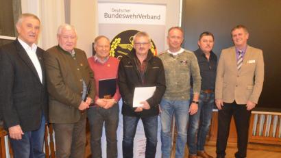 Bild: Kunz
Werner Kandler (Zweiter von rechts) und Bernhard Hauber (rechts) zeichnen langjährige Mitglieder mit Urkunden aus.