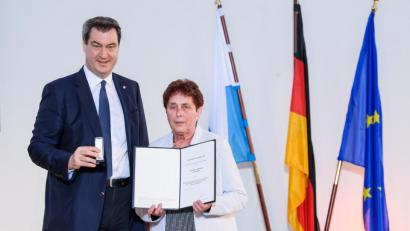 Bild: Joerg Koch/Bayerische Staatskanzlei
Bayerns Ministerpräsident Markus Söder übergibt Gretl Woppmann das Abzeichen des Bayerischen Ministerpräsidenten.