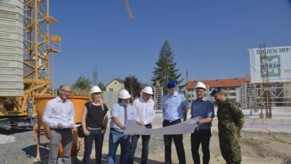 Bild: Karin Wilck
In 2020 soll das neue Sanitätsversorgungszentrum in der Ostmarkkaserne eröffnet werden. Am Dienstag war Baustellenbesichtigung mit Volkmar Weber (Bundesamt für Infrastruktur der Bundeswehr), Architektin Angelika Greßmann (dp architekten), Baudirektor Roman Beer und Architekt Gerd Demleitner (beide Staatliches Bauamt Amberg-Sulzbach), Oberstabsarzt Dr. Stephan Franz Heinz (Stellvertretender Leiter Sanitätsunterstützungszentrum Kümmersbruck), Projektleiter Bauingenieur Lukas Emmerich (STBA Servicestelle Weiden) und der Stellvertretende Leiter des Sanitätsversorgungszentrums Weiden, Oberstabsarzt Dr. Erwin Henemann.
