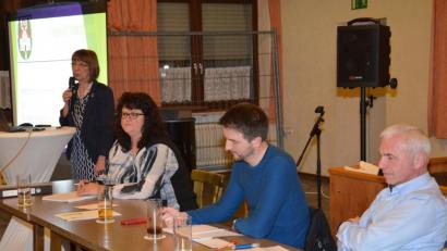 Bild: fjo
Kämmerer Karl Schmid, Baureferatsleiter Christian Meier, Geschäftsleiterin Kerstin Wilka-Dierl und Bürgermeisterin Margit Kirzinger (von rechts) informieren die Bürger.