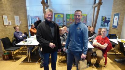 Bild: exb
Imkerverein-Vorsitzender Josef Ernst mit Bienenfachwart Matthias Münz (von links) bei der Jahresversammlung im Kunsthaus.