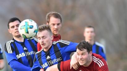 Bild: Alfred Schwarzmeier
Da hat Bastian Lobinger (rotes Trikot) viel zu tun: In dieser Szene versuchte sich der Pfreimder Stürmer am vergangenen Sonntag gegen einen Weidener Pulk durchzusetzen. Am Sonntag ist die SpVgg Pfreimd in Neukirchen b. Hl. Blut zu Gast.