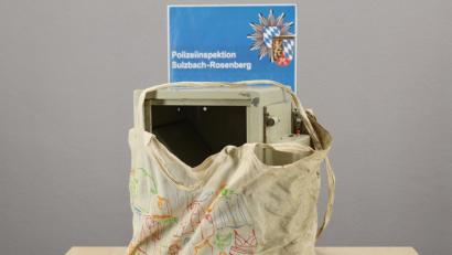 Bild: Polizei
Das ist der Stoffbeutel, in dem der bewusste Tresor transportiert wurde. Die Polizei bittet jetzt zur weiteren Aufklärung um Zeugenhinweise.