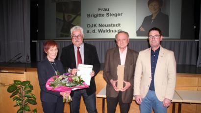 Bild: prh
Für ihr Jahrzehnte langes Engagement im Turnen überreichte Bürgermeister Rupert Troppmann (Zweiter von links) gemeinsam mit Sportreferent Wolfgang Schwarz (rechts) Brigitte Steger (links) die Goldene Spange für besondere Verdienste um den Sport in der Kreisstadt. Lebensgefährte Norbert Frisch (Zweiter von rechts) erhielt eine Flasche Wein.