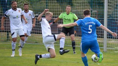 Bild: ref
Da half auch so mancher „Abwehr-Sprung“ nicht. Im Hinspiel gab es für den SC Germania (weiße Trikots) eine 0:6-Klatsche gegen den SV Freudenberg (rechts Fabian Schatz), der seinen Ruf als Angstgegner der Amberger eindrucksvoll bestätigte.