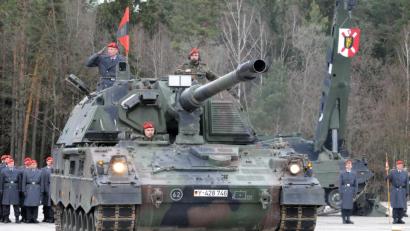 Bild: Stephan Huber
Eine letzte Runde: der scheidende Oberstleutnant Christian Kiesel und sein Kommando salutierten sich ein letztes Mal.
