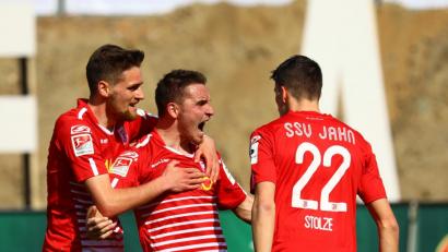 Bild: Jahn Regensburg
Da schreit er die Genugtuung aus sich heraus: Nach verschossenem Elfer gegen Fürth trifft Andi Geipl (Mitte) volley zum 1:1 in Darmstadt.