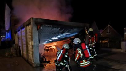 Bild: mde
Atemschutzkräfte der Kemnather Feuerwehr löschen den Garagenbrand, welcher sich am späten Freitagabend im Kemnather Ortsteil Fortschau ereignete. Feuerschein erhellte den Nachthimmel.