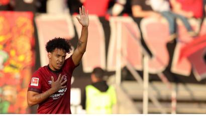 Bild: Karmann/dpa
Der Rotsünder hat sich mit diesem Treffer bei den Clubfans endgültig rehabilitiert: Matheus Pereira bejubelt das 2:0. Gegen Augsburg durfte der gebürtige Brasilianer nach der Tätlichkeit gegen Düsseldorf und den drei Spielen Sperre wieder das Nürnberger Trikot überstreifen.