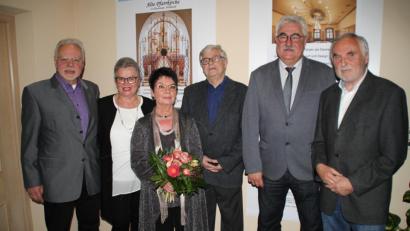 Bild: prh
Das Foyer des Rathauses platzt bei der Vernissage zur Werkschau über das Schaffen des Designers und Grafikers Lutz Zettler aus allen Nähten. Ernst Umann (rechts) hat die Ausstellung gemeinsam mit Ursula Zettler (Dritte von links) organisiert. Ludwig und Anna Fritsch (von links) ließen Schautafeln fertigen. Hermann Wild (Dritter von rechts) hält die Laudatio. Hausherr Bürgermeister Rupert Troppmann (Zweiter von rechts) freut sich über die Ausstellung im Rathaus, in dem Zettler viele künstlerische Spuren hinterließ.