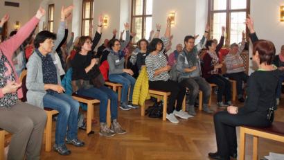 Bild: sön
„Brainfitness – Denken & Bewegen“. Übungsleiterin Brigitte Steger (rechts) sorgte für Bewegung im Wittelsbachersaal.