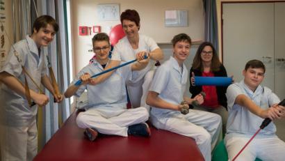 Bild: tr
Julian Gleißner, Nils Vogt, Jakob Veil und Paul Schwab (vorne, von links) lernten am „Boys’ Day“ im Krankenhaus viel über den Klinikalltag. In der Physioabteilung nahm sie deren Leiterin Karolina Schmid unter ihre Fittiche. Hinten rechts im Bild Michaela Helm, die das Programm zusammengestellt hatte.