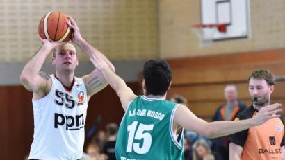 Bild: A. Schwarzmeier
DJK-Scharfschütze Vladimir Krýsl (links) ist bester Dreierwerfer und drittbester Scorer der 2. Regionalliga Nord.