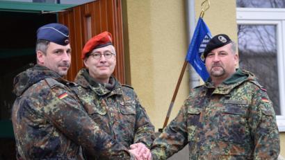 Bild: bö
Oberleutnant Daniel Bollmann (links) ist der neue Leiter des Kraftfahrausbildungszentrums in der Schweppermannkaserne. Sein Amtsvorgänger Hauptmann Matthias Schandri (rechts) wechselt nach Mönchengladbach. Den Kommandowechsel besiegelt Oberstleutnant Andreas Ahrens aus Dornstadt (Mitte).