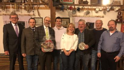 Bild: kro
Ergänzungswahlen standen bei der Trocknungsgenossenschaft Tirschenreuth an. Von links: Tirschenreuths Dritter Bürgermeister Norbert Schuller, Bundesfachverband-Geschäftsführer Sebastian Proske, Referent Johannes Fischer, Vorstandsvorsitzender Alois Riedl, Assistentin des Vorstandes Anette Kraus, ausscheidender Aufsichtsrat Alois Grillmeier, Aufsichtsrat Raimund Högen und Aufsichtsratsvorsitzender Rudolf Schmid.