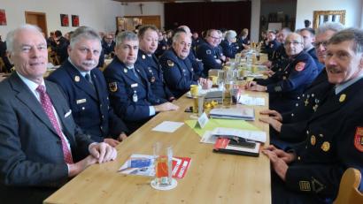 Bild: Hirsch
Die Spitze des Kreisfeuerwehrverbandes zog bei der Hauptversammlung eine positive Bilanz. Links stellvertretender Landrat Arnold Kimmerl, daneben der Vorsitzende des Verbandes, Kreisbrandrat Robert Heinfling.