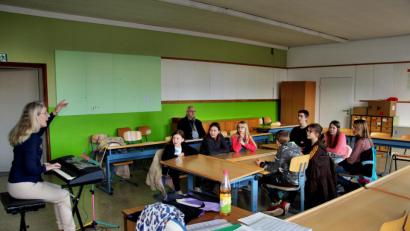 Bild: ds
Nach Lockerungs- und Stimmübungen geht es ans Einsingen, um die Stimmlagen der Mädchen und Buben einzuordnen. Die erste Chorprobe von Renate Schroeder verfolgt auch Bürgermeister Winfried Franz mit Interesse aus dem Hintergrund.