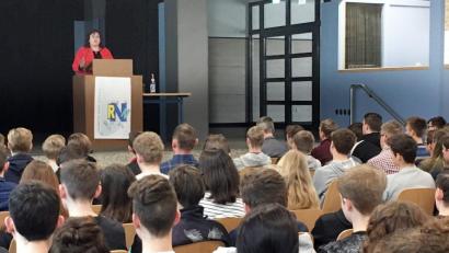 Bild: ihl
Die Zehntklässler der Naabtalrealschule durften MdB Marianne Schieder zu Europa löchern. Ihre drängendsten Fragen kamen zu den Freitagsdemos für den Klimaschutz und die Urheberrechts-Richtlinie.