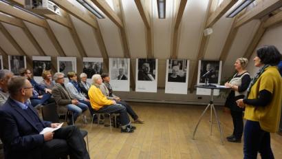 Bild: eib
CeBB-Leiterin Veronika Hofinger (rechts), Referentin Anna Knechtel (2.v.r.) vom Adalbert Stifter Verein stellen sich den Fragen bei der Ausstellungseröffnung