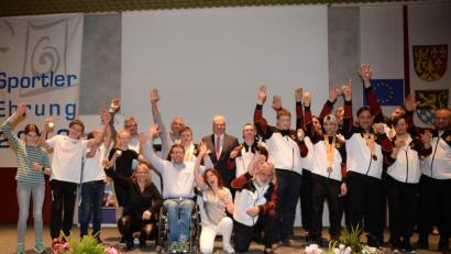 Bild: brü
Die mit Gold ausgezeichneten Sportler des Landkreises Amberg-Sulzbach 2018.