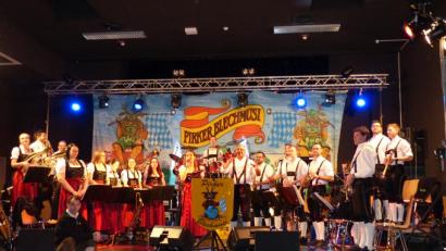 Bild: hme
Die Pirker Blaskapelle steht komplett auf der Bühne und präsentiert ein Programm von traditioneller Böhmischer Musik bis Rock von AC/CD.