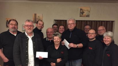 Bild: exb
Mitglieder des Motorradgottesdienst-Teams mit den Empfängern der Spenden, Mittelschul-Rektor Ferdinand Höllerer (Zweiter von links) und dem Vorsitzenden des Fördervereins Maffeispiele, Michael Grüner (Fünfter von rechts). Die Kuverts überreichte Thomas Kormann (Dritter von links).