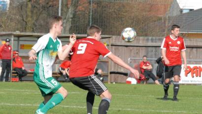 Bild: gb
Der SV Mitterteich setzte mit dem 1:0-Sieg gegen den 1. FC Lichtenfels seine Erfolgsserie fort. Hier stört Winter-Neuzugang Sebastian Bilz (links) Gästespieler Lukasz Jankowiak bei der Ballannahme.
