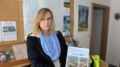 Bild: bsc
Alles von A (Angeln) bis Z (Zoigl) finden künftig Urlaubsgäste in den neuen Informationsmappen von Friedenfels. Tourist-Info-Leiterin Melanie Höfer hat mit dem Arbeitskreis Tourismus und der Gemeinde die neuen Auskunftsmappen für die einzelnen Vermieter erarbeitet.