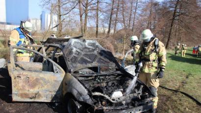 Bild: td
Samstag Nachmittag brannte am Kanal beim ehemaligen Bayernwerk das Auto eines Anglers vollständig aus.