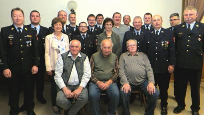 Bild: Hirsch
Die Feuerwehr Schwandorf ehrte langjährige Mitglieder, darunter Josef Andree, Josef Bäuml und Johann Eigner (sitzend von links), sprach Beförderungen aus und zeichnete langjährige Aktive aus.