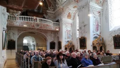 Bild: exb
Gemeinsam beten die Senioren der Pfarreiengemeinschaft beim Kreuzweg in der Klosterkirche.