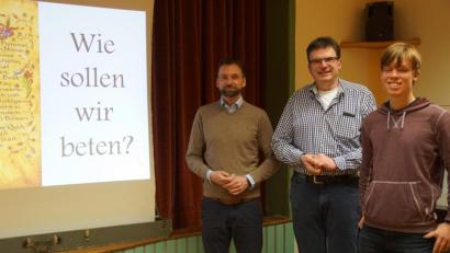 Bild: mmj
"Wie sollen wir beten?" Die Antwort dazu gab Pastoralreferent Andreas Dandorfer (links), dem Pfarrer Wolfgang Dietz (MItte) im Caritashaus für seinen kurzweiligen Vortrag dankte. Mit im Bild Gemeindeassistent Christian Glaser.
