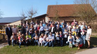 Bild: ibj
Bei strahlendem Sonnenschein präsentieren sich im Kindergartenhof die Jüngsten der Marktgemeinde mit Bürgermeister Bernhard Lindner (links) und Dritter Bürgermeisterin Evi Höllerer (rechts).