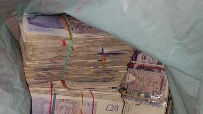 Bild: exb
Im Mobiltelefon der Schleuserfahrer wurden eine Vielzahl an Fotos von Geldbeträgen, teilweise aufgenommen im Führerhaus, festgestellt.