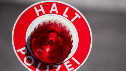 Bild: Daniel Karmann
„Halt Polizei“ steht auf einer Polizeikelle. Foto: Daniel Karmann/Archiv
