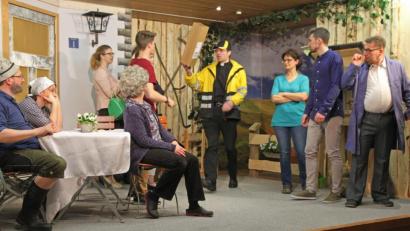 Bild: nm
Als Paketbote platzt Pfarrer Georg Gierl in das Durcheinander der Krügel-Familie. Der Mini-Auftritt sorgte für zusätzliche Heiterkeit.