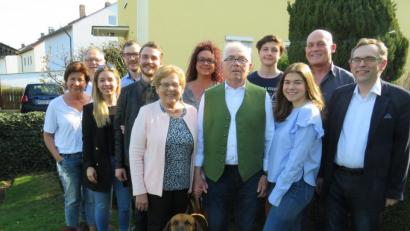 Bild: adj
Mit der Familie feiert Michael Stangl mit Ehefrau Maria (vorne, Mitte) 80. Geburtstag feiern. Zweiter Bürgermeister Konrad Adam (rechts) gratuliert im Namen der Gemeinde.