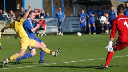Bild: otr
Martin Pasieka (blau) vergibt die erste Etzenrichter Großchance zur Führung.