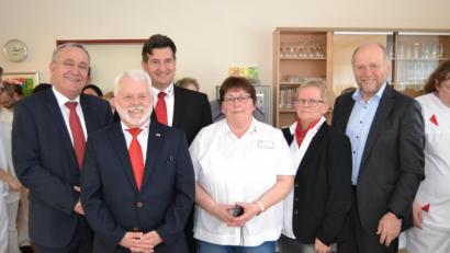 Bild: hcz
OB Kurt Seggewiß, BRK-Kreisgeschäftsführer Sandro Galitzdörfer, Pflegedienstleiterin Christine Diepold und BRK-Kreisverbandsvorsitzender Simon Wittmann (hinten, von links) würdigten Ludwig Kreutzers (Zweiter von links) Verdienste „um die Menschen, die Mitarbeiter und das BRK“.