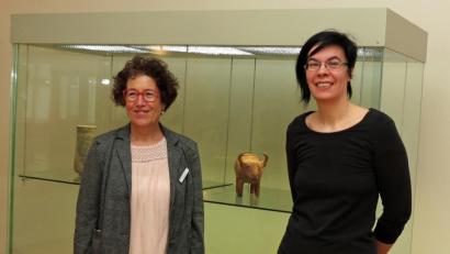 Bild: Dobmeier
Die Welt aus Sicht der altägyptischen Astronomie brachte Ägyptologin Roxane Bicker (rechts) aus München den Zuhörern näher. Stephanie Dietz vom Internationalen Keramikmuseum dankte der Gastreferentin.