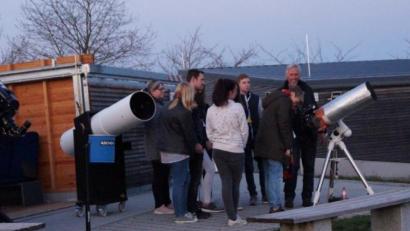 Bild: weu
Großen Anklang fand der fünfte „Tag der Astronomie“ der „Sternenfreunde“. Die sieben Teleskope waren ständig belagert, wobei überraschend viele Kinder Interesse zeigten.