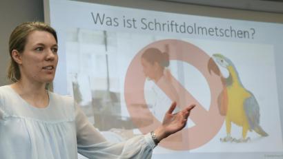 Bild: Petra Hartl
Bei ihrem Vortrag „Schriftdolmetschen – der Schlüssel zu einer barrierefreien Kommunikation“ in der Amberger Volkshochschule: Schriftdolmetscherin Bianka Kraus.