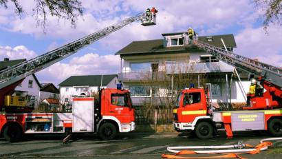 Bild: gf
Mit zwei Drehleitern rückten die Feuerwehren aus Amberg und Sulzbach-Rosenberg am Sonntag in die Frühlingstraße aus. Der Brand war schnell unter Kontrolle.